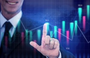 Mann in elegantem Anzug, der mit einem steigenden digitalen Finanzdiagramm interagiert, Symbol für die Analyse und Verwaltung von Investmentfonds auf dem globalen Markt.
