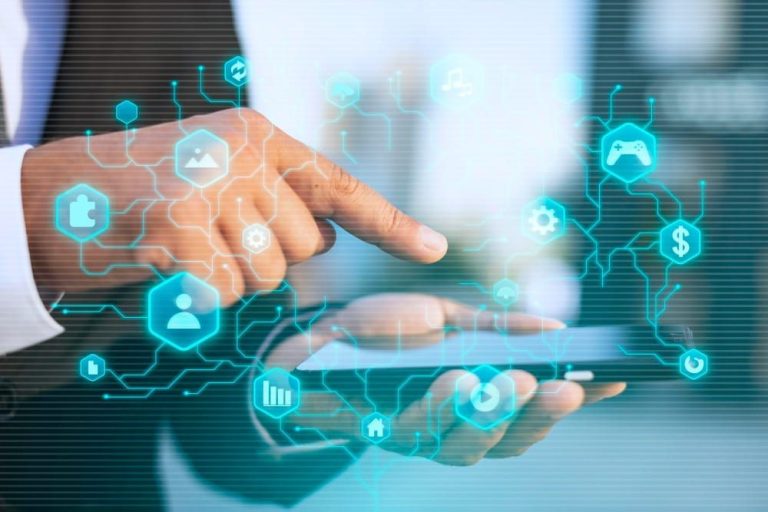 Geschäftsmann nutzt ein Tablet mit digitalen Symbolen und Netzwerken, die über dem Bildschirm schweben – eine visuelle Darstellung der Tokenisierung von Vermögenswerten im digitalen Finanzmarkt.